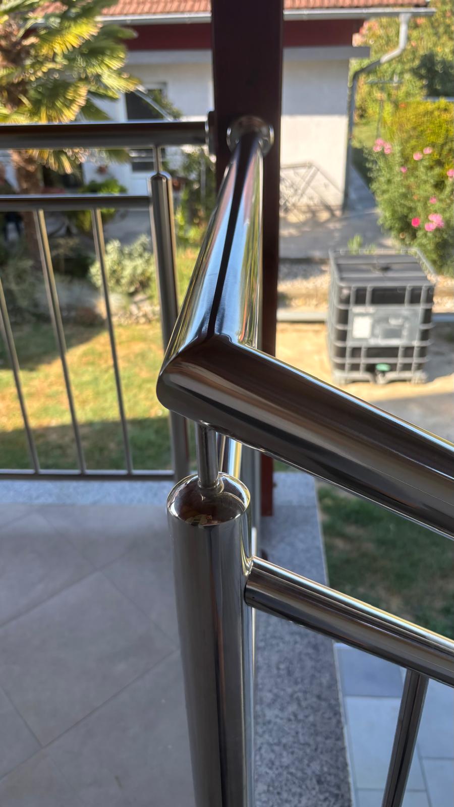 Detalj inox rukohvata i ograde
